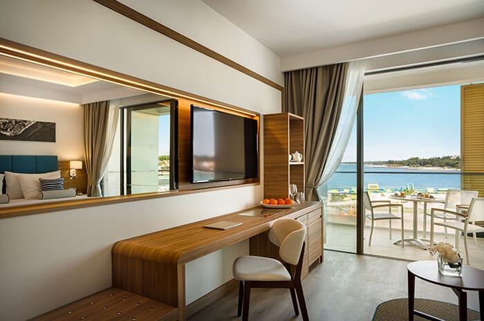 VALAMAR COLLECTION - V LEVEL SUPERIOR FAMILY SUITE SEAVIEW  LIVING ROOM